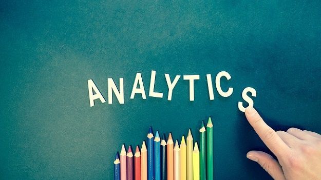 palabra "analytics" con lápices debajo